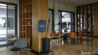 Resor ini memiliki 246 kamar yang terdiri dari deluxe room, grand deluxe, lagoon access, dan berbagai tipe kamar suite.