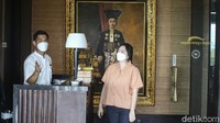 Di area utama gedung hotel terdapat 5 ruang pertemuan yang dapat menampung mulai dari 10 hingga 100 orang dengan pemandangan menakjubkan dari Gunung Merapi, air terjun dan taman tematik.