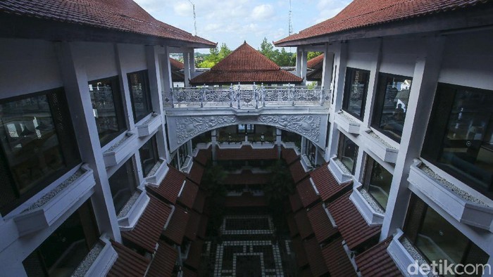 Sheraton Mustika Yogyakarta Resort and Spa memberikan pengalaman menginap yang memadukan gaya hidup tradisi, alam, dan moderen. Tamu dapat menginap bak bangsawan Jawa.