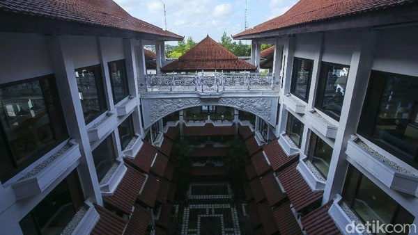 Resor ini memiliki 246 kamar yang terdiri dari deluxe room, grand deluxe, lagoon access, dan berbagai tipe kamar suite. Resor ini memiliki 246 kamar yang terdiri dari deluxe room, grand deluxe, lagoon access, dan berbagai tipe kamar suite.
