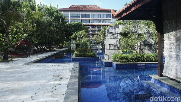 Sheraton Mustika Yogyakarta Resort and Spa ini juga merupakan satu-satunya resor di Yogyakarta, di mana terdapat 18 kamar Lagoon Access Room dan Lagoon Suites yang memiliki akses secara langsung ke kolam laguna yang didesain memanjang layaknya sungai jernih di lantai dasar hotel ini. Sheraton Mustika Yogyakarta Resort and Spa ini juga merupakan satu-satunya resor di Yogyakarta, di mana terdapat 18 kamar Lagoon Access Room dan Lagoon Suites yang memiliki akses secara langsung ke kolam laguna yang didesain memanjang layaknya sungai jernih di lantai dasar hotel ini.