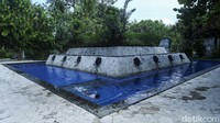 Seorang tamu asyik berenang di kolam Sheraton Mustika Yogyakarta Resort and Spa.