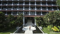 Di samping itu, Sheraton Mustika Yogyakarta Resort and Spa juga telah merenovasi 51 kamar tipe deluxe menjadi grand deluxe. Di mana terdapat perbedaan yang mencolok dari interior Jawa klasik menjadi kontemporer minimalis.