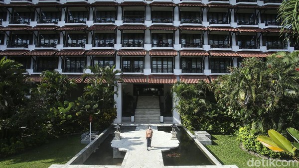 Di samping itu, Sheraton Mustika Yogyakarta Resort and Spa juga telah merenovasi 51 kamar tipe deluxe menjadi grand deluxe. Di mana terdapat perbedaan yang mencolok dari interior Jawa klasik menjadi kontemporer minimalis. Di samping itu, Sheraton Mustika Yogyakarta Resort and Spa juga telah merenovasi 51 kamar tipe deluxe menjadi grand deluxe. Di mana terdapat perbedaan yang mencolok dari interior Jawa klasik menjadi kontemporer minimalis.