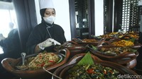 Sheraton Mustika Yogyakarta Resort and Spa juga menawarakan berbagai macam pengalaman kuliner yang istimewa, seperti Androwino Bistro yang menghadirkan beragam sajian kuliner cita rasa Indonesia, Chinese dan Western, pool bar, in-room dining, The Tasty Box Patisserie, Sheraton Club Lounge, Suko Wine Lounge yang banyak digunakan oleh para tamu untuk bersantai, dan juga Ganesha ek Sanskriti Indian Restaurant & Bar yang menyajikan hidangan otentik khas India.
