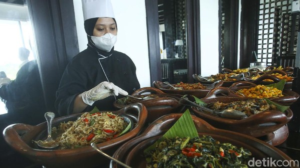 Sheraton Mustika Yogyakarta Resort and Spa juga menawarakan berbagai macam pengalaman kuliner yang istimewa, seperti Androwino Bistro yang menghadirkan beragam sajian kuliner cita rasa Indonesia, Chinese dan Western, pool bar, in-room dining, The Tasty Box Patisserie, Sheraton Club Lounge, Suko Wine Lounge yang banyak digunakan oleh para tamu untuk bersantai, dan juga Ganesha ek Sanskriti Indian Restaurant & Bar yang menyajikan hidangan otentik khas India. Sheraton Mustika Yogyakarta Resort and Spa juga menawarakan berbagai macam pengalaman kuliner yang istimewa, seperti Androwino Bistro yang menghadirkan beragam sajian kuliner cita rasa Indonesia, Chinese dan Western, pool bar, in-room dining, The Tasty Box Patisserie, Sheraton Club Lounge, Suko Wine Lounge yang banyak digunakan oleh para tamu untuk bersantai, dan juga Ganesha ek Sanskriti Indian Restaurant & Bar yang menyajikan hidangan otentik khas India.
