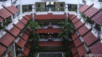 Hotel megah ini bernuansa Klasik Jawa.