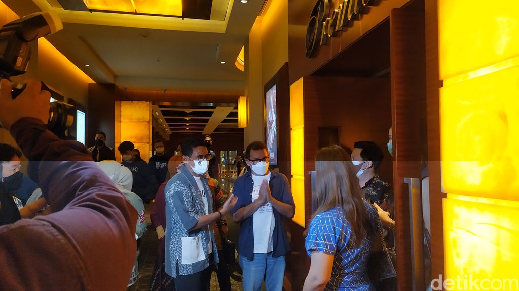 Nonton Losmen Bu Broto, Sandiaga Singgung Prokes di Bioskop