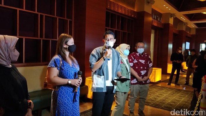 Nonton Losmen Bu Broto, Sandiaga Singgung Prokes di Bioskop