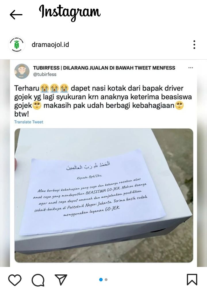 Haru! Anaknya Dapat Beasiswa, Pengemudi Ojol Ini Bagi-Bagi Makanan