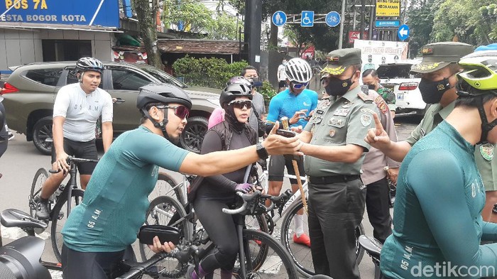 Pejalan kaki hingga pesepeda dicek bukti vaksin di Bogor