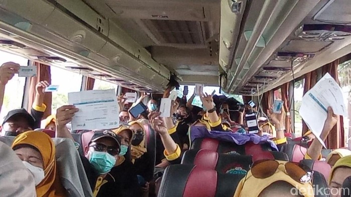 Pengecekan bukti vaksin di Pantai Pangandaran, Jabar