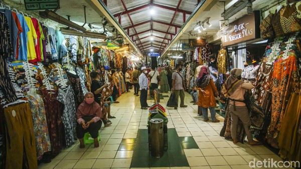 Pasar tertua di Yogyakarta itu dikenal sebagai pusat batik di Kota Gudeg. Ratusan kios dengan ribuan pedagang batik dapat kalian temukan di sana.