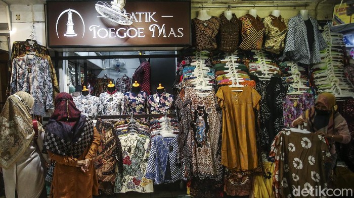 Pasar Beringharjo yang dulu ramai pemburu batik kini tampak lebih sepi. Para pedagang batik mulai rindu kedatangan wisatawan untuk memborong dagangan mereka. Bila traveler berkunjung ke Malioboro, Yogyakarta pasti tak asing dengan Pasar Beringharjo. Pasar ini termasuk salah satu spot legendaris yang sudah berdiri sejak 1758.