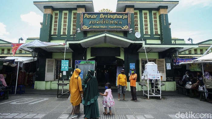 Pasar Beringharjo yang dulu ramai pemburu batik kini tampak lebih sepi. Para pedagang batik mulai rindu kedatangan wisatawan untuk memborong dagangan mereka. Bila traveler berkunjung ke Malioboro, Yogyakarta pasti tak asing dengan Pasar Beringharjo. Pasar ini termasuk salah satu spot legendaris yang sudah berdiri sejak 1758.