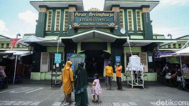 Pasar Beringharjo yang dulu ramai pemburu batik kini tampak lebih sepi. Para pedagang batik mulai rindu kedatangan wisatawan untuk memborong dagangan mereka. Bila traveler berkunjung ke Malioboro, Yogyakarta pasti tak asing dengan Pasar Beringharjo. Pasar ini termasuk salah satu spot legendaris yang sudah berdiri sejak 1758.