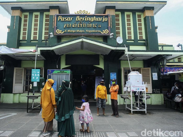 Pasar Beringharjo yang dulu ramai pemburu batik kini tampak lebih sepi. Para pedagang batik mulai rindu kedatangan wisatawan untuk memborong dagangan mereka. Bila traveler berkunjung ke Malioboro, Yogyakarta pasti tak asing dengan Pasar Beringharjo. Pasar ini termasuk salah satu spot legendaris yang sudah berdiri sejak 1758.