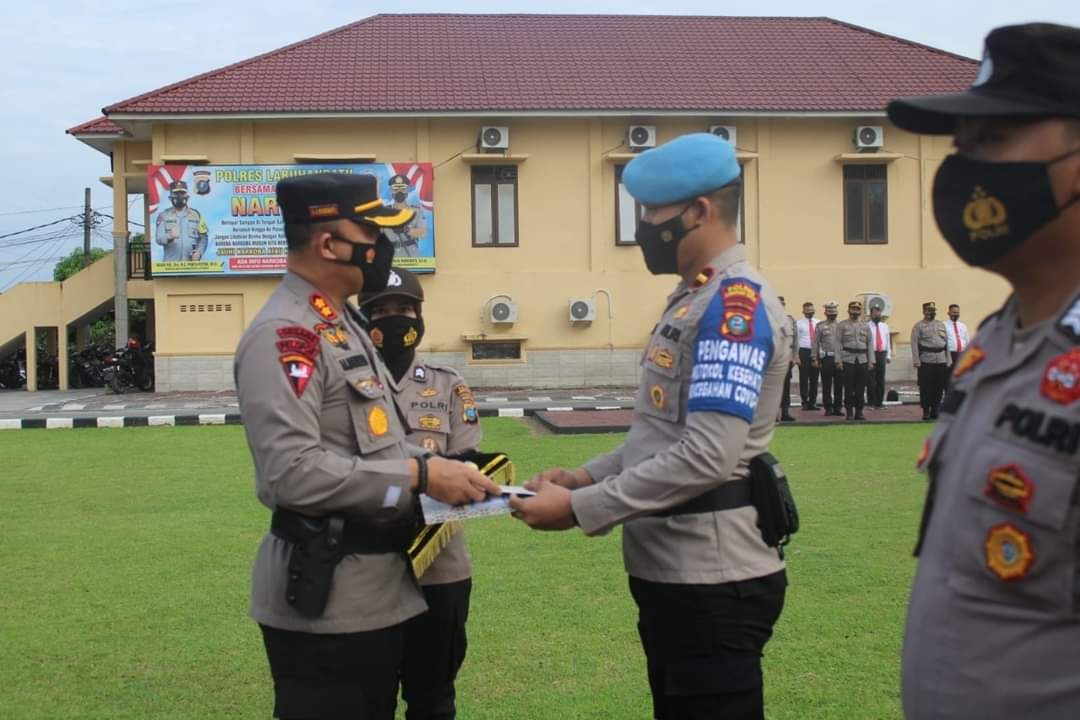 Polres Labuhanbatu memecat tiga oknum polisi yang bermasalah. Selain itu, ada 3 personel yang diberi penghargaan karena jasa di bidang pendidikan. (dok Istimewa)