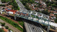 Sejumlah alat berat terus bekerja untuk merampungkan proyek tersebut. Pemerintah menetapkan suntikan dana dari kas negara untuk proyek Kereta Cepat Jakarta Bandung (KCJB) sebesar Rp 4,3 triliun yang menggunakan mekanisme penyertaan modal negara tahun anggara 2021.