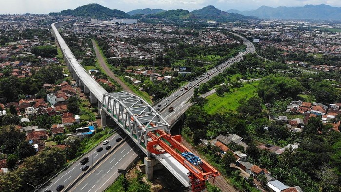 PROYEK KERETA CEPAT JAKARTA BANDUNG Foto udara pembangunan jembatan pada proyek Kereta Cepat Jakarta Bandung di Padalarang, Kabupaten Bandung Barat, Jawa Barat, Sabtu (27/11/2021). Pemerintah menetapkan suntikan dana dari kas negara untuk proyek Kereta Cepat Jakarta Bandung (KCJB) sebesar Rp4,3 triliun yang menggunakan mekanisme penyertaan modal negara tahun anggara 2021. ANTARA FOTO/Raisan Al Farisi/rwa.