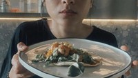 Bukan hanya doyan kulineran, Putri Marino juga hobi masak. Dan ini adalah pose Putri Marino dengan makanan hasil buatannya sendiri. Foto: Instagram @putrimarino