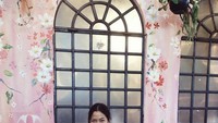 Lagi-lagi nongkrong di kafe, Putri Marino memesan latte favoritnya. Terlihat wajah bahagia saat ingin menyeruput latte. Foto: Instagram @putrimarino