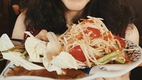 Seperti pada unggahan ini, Putri Marino mampir ke restoran Ban Khun Mae saat berlibur ke Thailand. Putri Marino memesan makanan khas di sana. Foto: Instagram @putrimarino