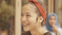 Momen Putri Marino saat minum kopi juga terlihat pada foto ini. Putri Marino tampak terlihat bahgia dengan segelas latte. Foto: Instagram @putrimarino