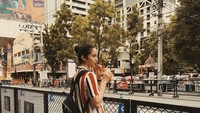 Selain itu, Putri Marino juga pecinta kopi. Ada banyak postingannya di Instagram yang memperlihatkan dirinya dengan segelas kopi favoritnya, salah satunya pada foto ini. Foto: Instagram @putrimarino