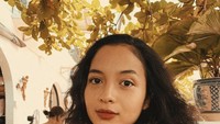 Beginilah pose Putri Marino saat nongkrong di kafe kekinian. Posenya dengan segelas minuman ini membuat netizen terkesima. Foto: Instagram @putrimarino