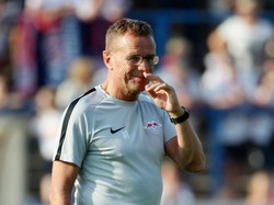 Di masa lalu, saat menjelaskan visi Gegenpress-nya, Rangnick pernah diolok-olok punya tampilan kutu buku ala profesor. Kini ada julukan Profesor Gegenpress buatnya. Foto: Getty Images/Karina Hessland