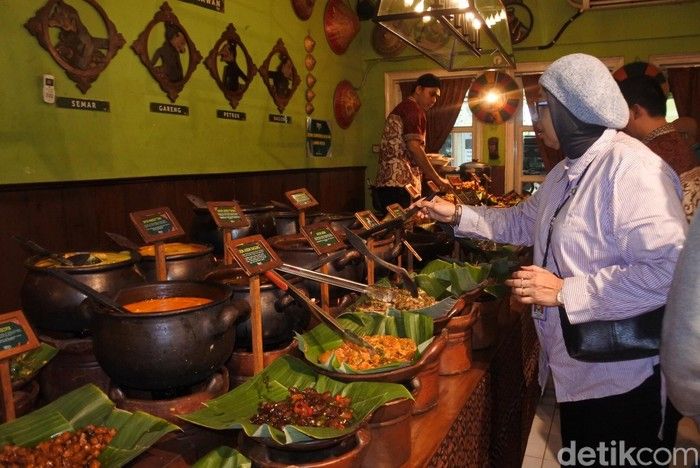 Ada Pecel dan Gudeg Enak di 5 Restoran dengan Interior Tradisional Jawa