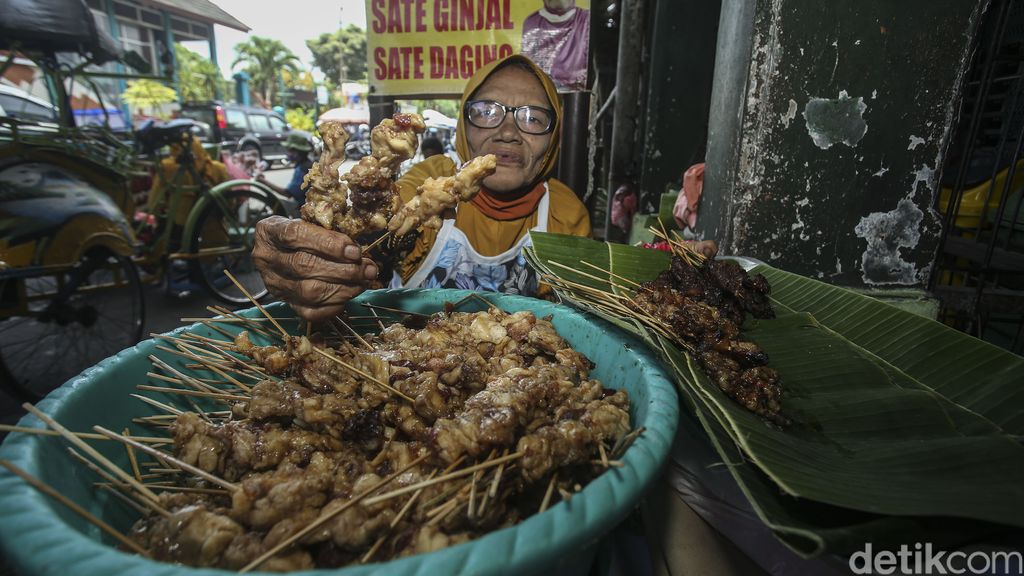 Suwarni selama berjualan sate kere di Pasar Beringharjo penuh dengan suka duka. Pernah sampai diusir hingga kini satenya jadi incaran wisatawan.Sate Kere Mbah Suwarni merupakan salah satu destinasi kuliner yang terkenal di Pasar Beringharjo, Yogyakarta. Lokasinya ada di pintu selatan Pasar Beringharjo, tepatnya di bawah jembatan.