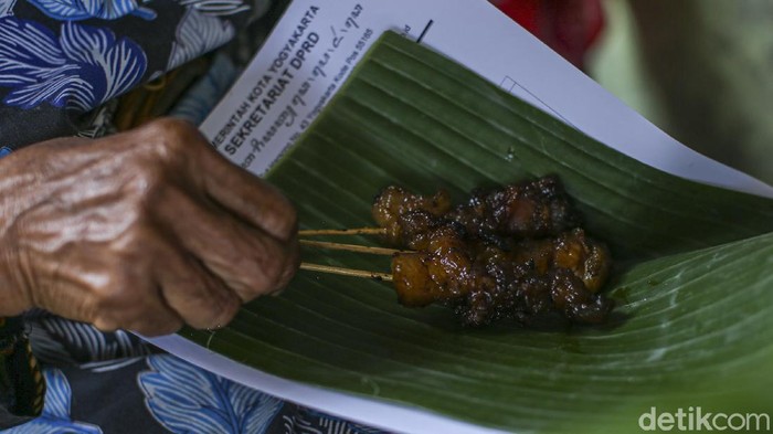 Suwarni selama berjualan sate kere di Pasar Beringharjo penuh dengan suka duka. Pernah sampai diusir hingga kini satenya jadi incaran wisatawan.
Sate Kere Mbah Suwarni merupakan salah satu destinasi kuliner yang terkenal di Pasar Beringharjo, Yogyakarta. Lokasinya ada di pintu selatan Pasar Beringharjo, tepatnya di bawah jembatan.