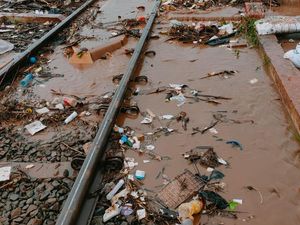 Luapan Sungai Cikeruh Tutupi Rel, Sejumlah KA Bandung Tak Bisa Melintas