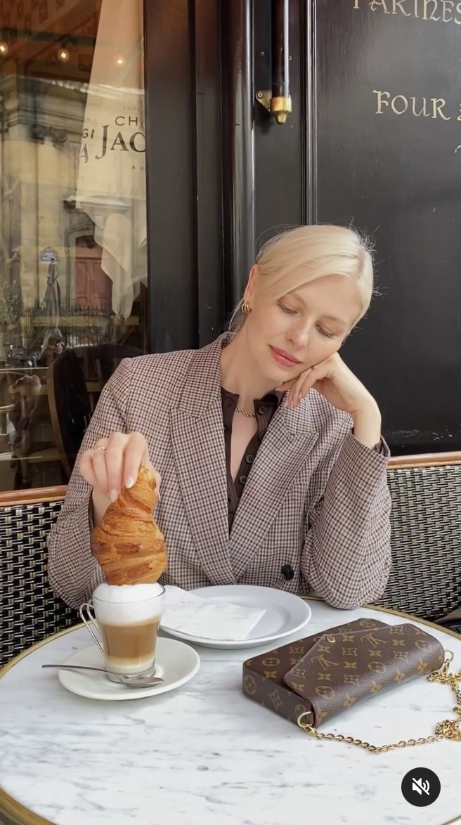 Selebgram Ini Diprotes Usai Makan Croissant Dicelup ke Kopi