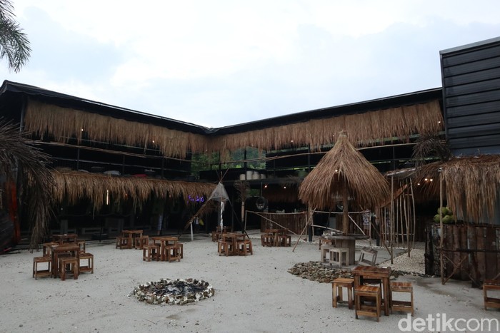 Seru! Kafe Nuansa Pantai di Kaki Gunung Ciremai Ini Dihiasi Pasir Putih