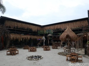 Seru! Kafe Nuansa Pantai di Kaki Gunung Ciremai Ini Dihiasi Pasir Putih