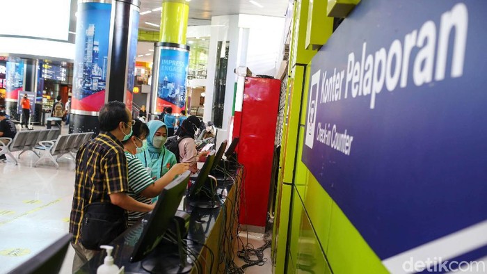 Sebulan jelang libur Nataru, Stasiun Gambir masih terpantau normal, Sabtu (27/11/2021). Protokol kesehatan juga tetap diterapkan untuk mencegah penyebaran COVID-19.