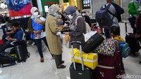 Pemerintah menerbitkan Instruksi Mendagri (Inmendagri) No 62 Tahun 2021 tentang Pencegahan dan Penanggulangan Covid-19 Pada Saat Natal Tahun 2021 dan Tahun Baru 2022. Salah satu yang diatur mengenai syarat perjalanan ke luar kota.