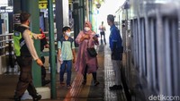 Dalam Inmendagri tersebut, selama periode Natal dan Tahun Baru, warga diimbau untuk tidak bepergian. Pengetatan arus perjalanan dari luar negeri juga dilakukan. Larangan cuti Desember 2021 berlaku dalam kebijakan PPKM Natal dan Tahun Baru (Nataru). 