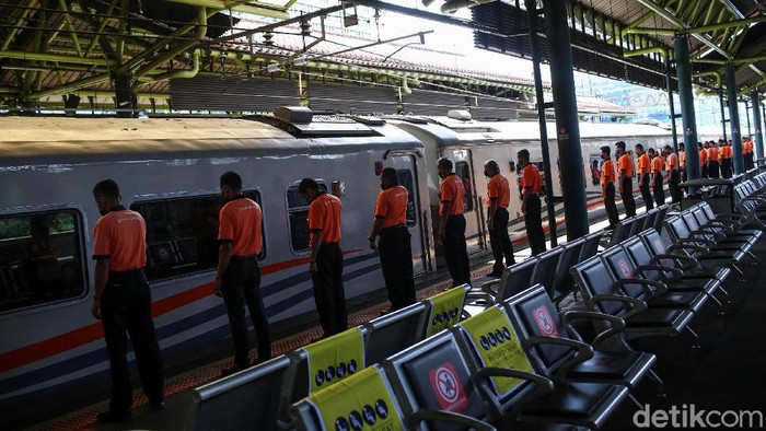 Sebulan jelang libur Nataru, Stasiun Gambir masih terpantau normal, Sabtu (27/11/2021). Protokol kesehatan juga tetap diterapkan untuk mencegah penyebaran COVID-19.