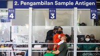 Sejumlah penumpang melakukan tes antigen sebagai syarat melakukan perjalanan jarak jauh menggunalan kereta api di Stasiun Gambir, Jakarta, Sabtu (27/11/2021). Prokes diharapkan tetap dijalankan seperti menjaga jarak, penggunaan masker dan menghindari kerumunan.
