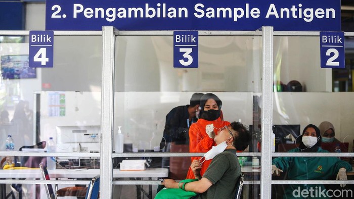 Suasana Stasiun Gambir Jelang Libur Nataru Sebulan jelang libur Nataru, Stasiun Gambir masih terpantau normal, Sabtu (27/11/2021). Protokol kesehatan juga tetap diterapkan untuk mencegah penyebaran COVID-19.