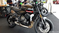 Jika dilirik dari varian moge yang dijual Triumph, motor roadster sport tanpa fairing ini jadi yang termurah dijual Triumph. Tapi harganya setara dengan Low MPV di Indonesia, seperti Toyota Avanza-Veloz terbaru. Harganya Rp 280 juta (off the road). Foto: Ridwan Arifin