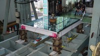 Mengutip Instagram Ditjen Bina Marga, material kaca yang digunakan buatan lokal, Berlapis SGP disebut film interlayer ionik (SentryGlas Plus). Ini merupakan interlayer berkinerja tinggi yang dikembangkan oleh DuPont. Foto: Dok. Ditjen Bina Marga Kementerian PUPR