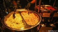 Tenant yang menyajikan catering juga menyiapkan makanan untuk dites oleh pengunjung lho.
