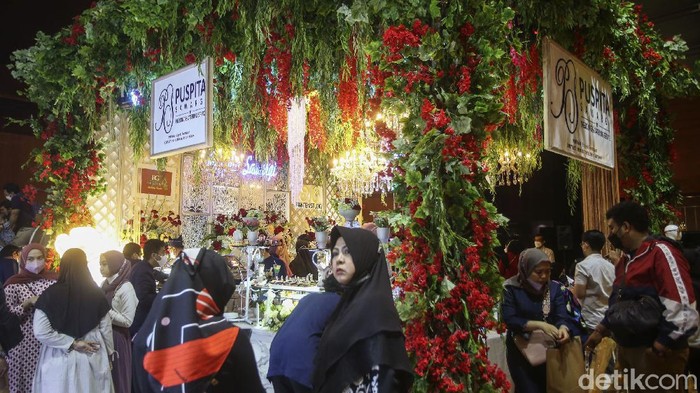 Pengunjung beraktivitas dalam acara pameran pernikahan di Hotel Bidakara, Jakarta, Sabtu (27/11/2021). Pameran tersebut digelar oleh Wedding Gallery ini menampilkan 51 vendor pernikahan.