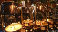 Mulai dari dekorasi, tata rias, dokumentasi, perhiasan, katering hingga souvenir dipamerkan di sini.