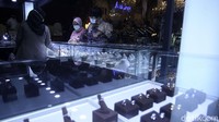 Pengunjung melihat-lihat perhiasan pengantin yang dipamerkan.
